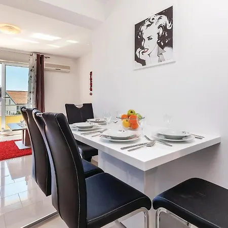 Beach Front Apartment In Crikvenica Daire