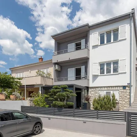 Daire Beach Front Apartment In Crikvenica *